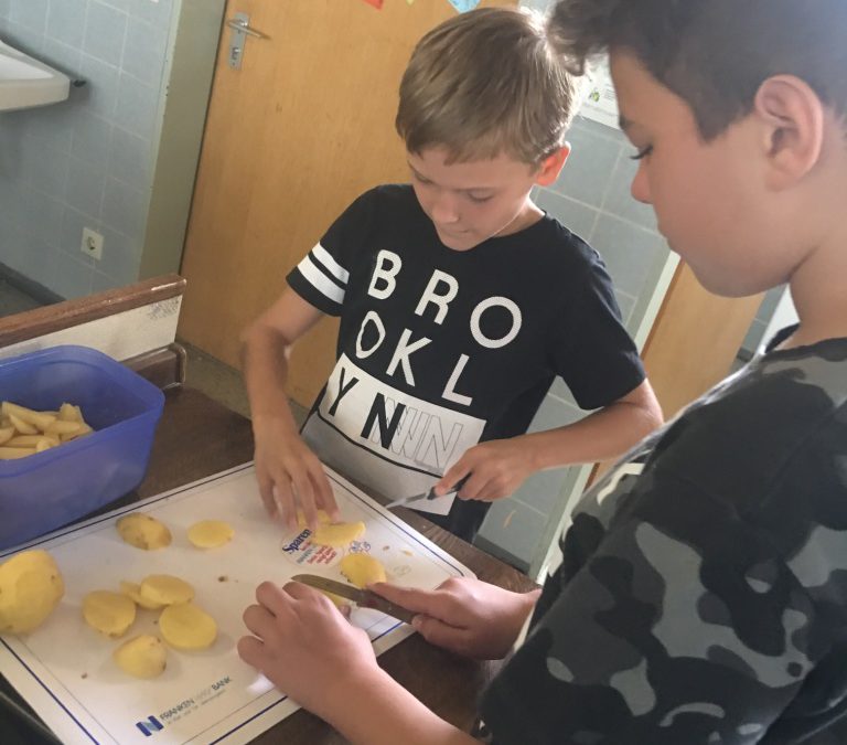 Kids „futt-an“ (futtern) die Knolle