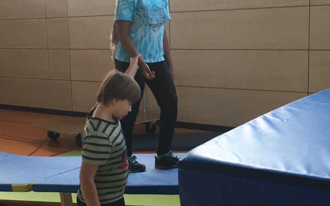 Schülerassistenten im Sportunterricht der Klasse 5 b