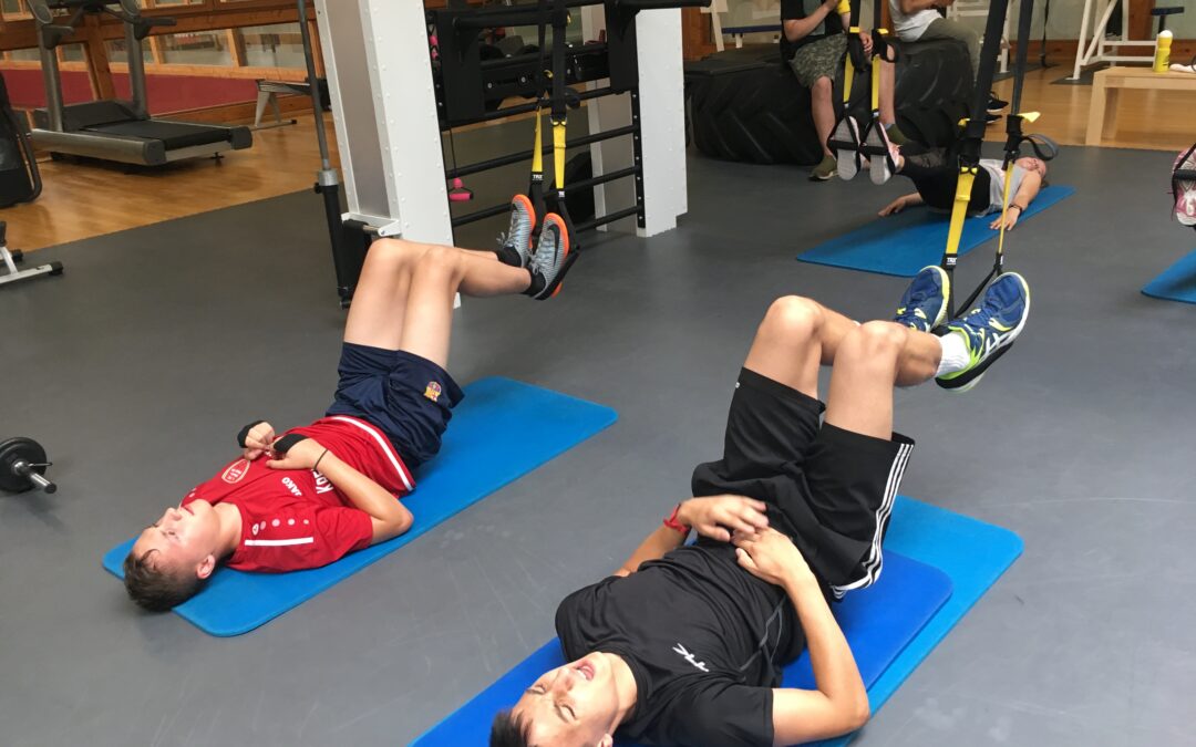 Schüler gehen ins Fitnessstudio