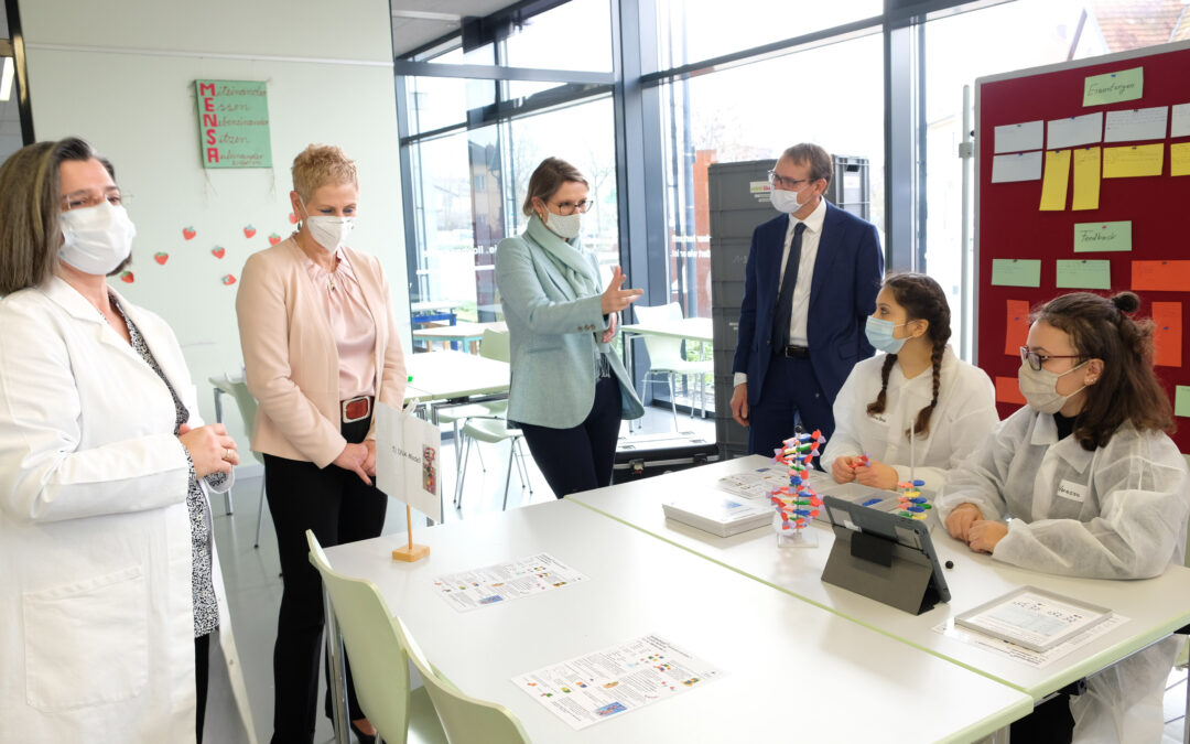 Ministerin Dr. Hubig zu Besuch beim Kick-Off der Mobilen Genlabore